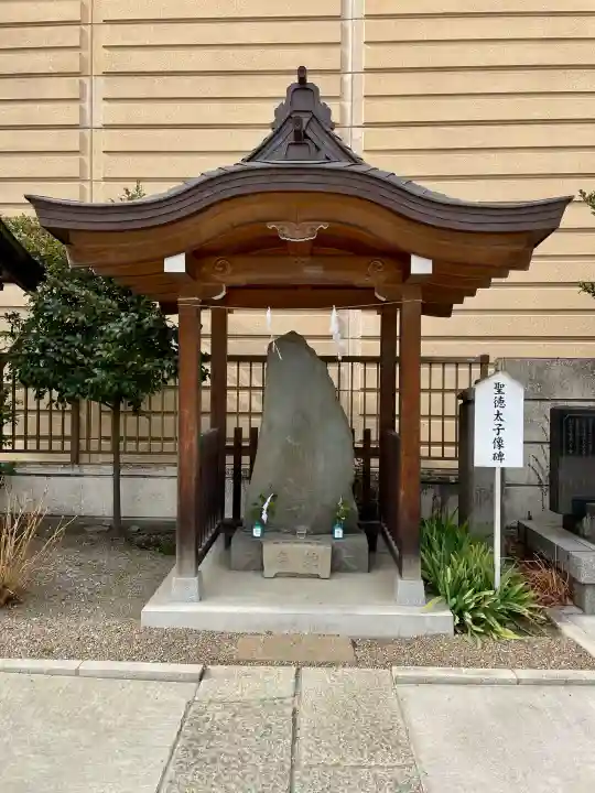 氷川鍬神社の{uncategorized: "未分類", other: "その他", undefined: "問題あり", building: "その他建物", grave: "お墓", sacred_gate: "鳥居", guardian: "狛犬", statue: "像", buddha: "仏像", history: "歴史", nature: "自然", garden: "庭園", animal: "動物", pagoda: "塔", temizu: "手水舎", mountain_gate: "山門・神門", sanctuary: "本殿・本堂", subordinate: "末社・摂社", art: "芸術", scenery: "景色", jizo: "地蔵", ema: "絵馬", goshuin: "御朱印", omikuji: "おみくじ", items: "授与品その他", amulet: "お守り", goshuincho: "御朱印帳", eats: "食事", festival: "お祭り", votive_dance: "神楽", shichigosan: "七五三参", wedding: "結婚式", experience: "体験その他", initially: "初詣", around: "周辺", anti_infection: "感染症対策"}