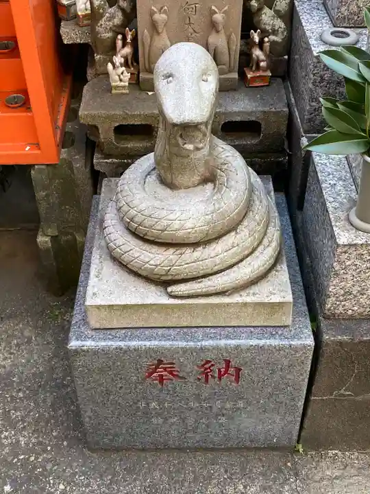 豊受稲荷本宮の像