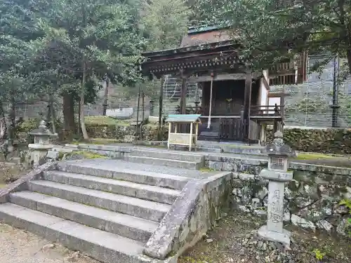 月読神社（松尾大社摂社）の{uncategorized: "未分類", other: "その他", undefined: "問題あり", building: "その他建物", grave: "お墓", sacred_gate: "鳥居", guardian: "狛犬", statue: "像", buddha: "仏像", history: "歴史", nature: "自然", garden: "庭園", animal: "動物", pagoda: "塔", temizu: "手水舎", mountain_gate: "山門・神門", sanctuary: "本殿・本堂", subordinate: "末社・摂社", art: "芸術", scenery: "景色", jizo: "地蔵", ema: "絵馬", goshuin: "御朱印", omikuji: "おみくじ", items: "授与品その他", amulet: "お守り", goshuincho: "御朱印帳", eats: "食事", festival: "お祭り", votive_dance: "神楽", shichigosan: "七五三参", wedding: "結婚式", experience: "体験その他", initially: "初詣", around: "周辺", anti_infection: "感染症対策"}