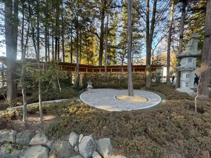 諏訪大社下社秋宮の{uncategorized: "未分類", other: "その他", undefined: "問題あり", building: "その他建物", grave: "お墓", sacred_gate: "鳥居", guardian: "狛犬", statue: "像", buddha: "仏像", history: "歴史", nature: "自然", garden: "庭園", animal: "動物", pagoda: "塔", temizu: "手水舎", mountain_gate: "山門・神門", sanctuary: "本殿・本堂", subordinate: "末社・摂社", art: "芸術", scenery: "景色", jizo: "地蔵", ema: "絵馬", goshuin: "御朱印", omikuji: "おみくじ", items: "授与品その他", amulet: "お守り", goshuincho: "御朱印帳", eats: "食事", festival: "お祭り", votive_dance: "神楽", shichigosan: "七五三参", wedding: "結婚式", experience: "体験その他", initially: "初詣", around: "周辺", anti_infection: "感染症対策"}