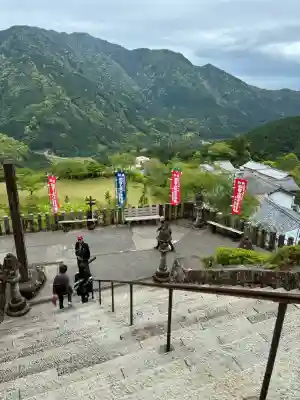 青岸渡寺の{uncategorized: "未分類", other: "その他", undefined: "問題あり", building: "その他建物", grave: "お墓", sacred_gate: "鳥居", guardian: "狛犬", statue: "像", buddha: "仏像", history: "歴史", nature: "自然", garden: "庭園", animal: "動物", pagoda: "塔", temizu: "手水舎", mountain_gate: "山門・神門", sanctuary: "本殿・本堂", subordinate: "末社・摂社", art: "芸術", scenery: "景色", jizo: "地蔵", ema: "絵馬", goshuin: "御朱印", omikuji: "おみくじ", items: "授与品その他", amulet: "お守り", goshuincho: "御朱印帳", eats: "食事", festival: "お祭り", votive_dance: "神楽", shichigosan: "七五三参", wedding: "結婚式", experience: "体験その他", initially: "初詣", around: "周辺", anti_infection: "感染症対策"}