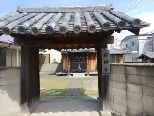 薬師寺の山門