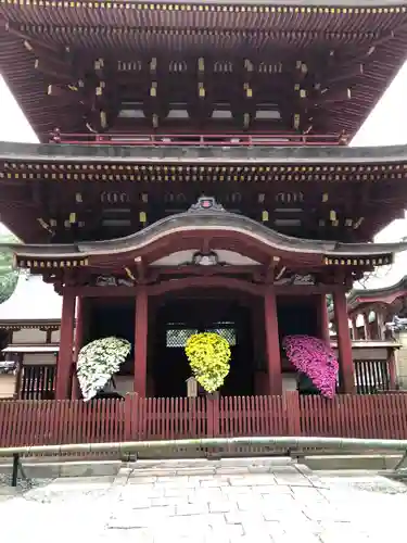 薦神社の山門