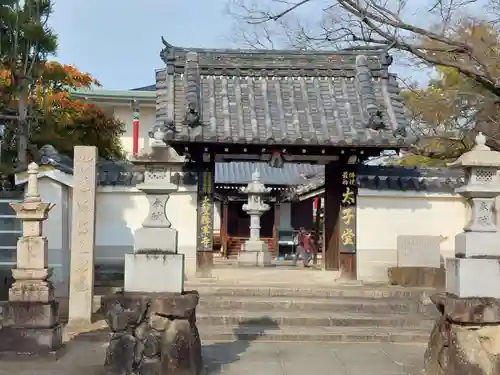 大聖勝軍寺の山門