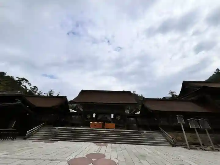 出雲大社の{uncategorized: "未分類", other: "その他", undefined: "問題あり", building: "その他建物", grave: "お墓", sacred_gate: "鳥居", guardian: "狛犬", statue: "像", buddha: "仏像", history: "歴史", nature: "自然", garden: "庭園", animal: "動物", pagoda: "塔", temizu: "手水舎", mountain_gate: "山門・神門", sanctuary: "本殿・本堂", subordinate: "末社・摂社", art: "芸術", scenery: "景色", jizo: "地蔵", ema: "絵馬", goshuin: "御朱印", omikuji: "おみくじ", items: "授与品その他", amulet: "お守り", goshuincho: "御朱印帳", eats: "食事", festival: "お祭り", votive_dance: "神楽", shichigosan: "七五三参", wedding: "結婚式", experience: "体験その他", initially: "初詣", around: "周辺", anti_infection: "感染症対策"}