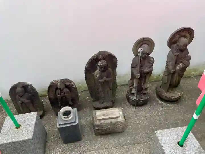 上聖寺の{uncategorized: "未分類", other: "その他", undefined: "問題あり", building: "その他建物", grave: "お墓", sacred_gate: "鳥居", guardian: "狛犬", statue: "像", buddha: "仏像", history: "歴史", nature: "自然", garden: "庭園", animal: "動物", pagoda: "塔", temizu: "手水舎", mountain_gate: "山門・神門", sanctuary: "本殿・本堂", subordinate: "末社・摂社", art: "芸術", scenery: "景色", jizo: "地蔵", ema: "絵馬", goshuin: "御朱印", omikuji: "おみくじ", items: "授与品その他", amulet: "お守り", goshuincho: "御朱印帳", eats: "食事", festival: "お祭り", votive_dance: "神楽", shichigosan: "七五三参", wedding: "結婚式", experience: "体験その他", initially: "初詣", around: "周辺", anti_infection: "感染症対策"}