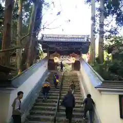 目の霊山　油山寺の山門