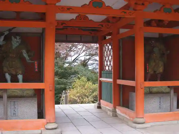高尾山薬王院の山門・神門