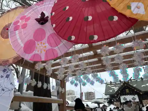 札幌諏訪神社の{uncategorized: "未分類", other: "その他", undefined: "問題あり", building: "その他建物", grave: "お墓", sacred_gate: "鳥居", guardian: "狛犬", statue: "像", buddha: "仏像", history: "歴史", nature: "自然", garden: "庭園", animal: "動物", pagoda: "塔", temizu: "手水舎", mountain_gate: "山門・神門", sanctuary: "本殿・本堂", subordinate: "末社・摂社", art: "芸術", scenery: "景色", jizo: "地蔵", ema: "絵馬", goshuin: "御朱印", omikuji: "おみくじ", items: "授与品その他", amulet: "お守り", goshuincho: "御朱印帳", eats: "食事", festival: "お祭り", votive_dance: "神楽", shichigosan: "七五三参", wedding: "結婚式", experience: "体験その他", initially: "初詣", around: "周辺", anti_infection: "感染症対策"}