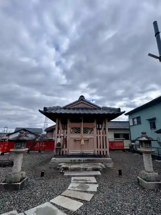 石占井神社の{uncategorized: "未分類", other: "その他", undefined: "問題あり", building: "その他建物", grave: "お墓", sacred_gate: "鳥居", guardian: "狛犬", statue: "像", buddha: "仏像", history: "歴史", nature: "自然", garden: "庭園", animal: "動物", pagoda: "塔", temizu: "手水舎", mountain_gate: "山門・神門", sanctuary: "本殿・本堂", subordinate: "末社・摂社", art: "芸術", scenery: "景色", jizo: "地蔵", ema: "絵馬", goshuin: "御朱印", omikuji: "おみくじ", items: "授与品その他", amulet: "お守り", goshuincho: "御朱印帳", eats: "食事", festival: "お祭り", votive_dance: "神楽", shichigosan: "七五三参", wedding: "結婚式", experience: "体験その他", initially: "初詣", around: "周辺", anti_infection: "感染症対策"}