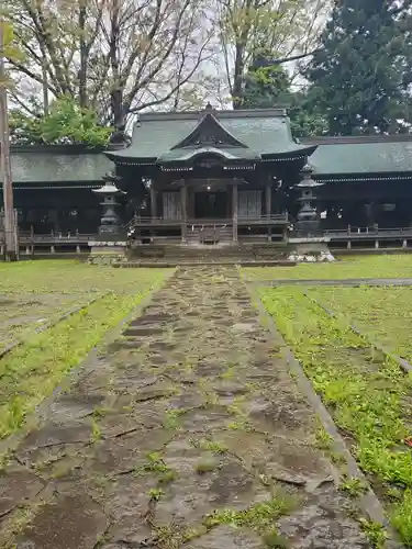 諏訪護国神社の本殿