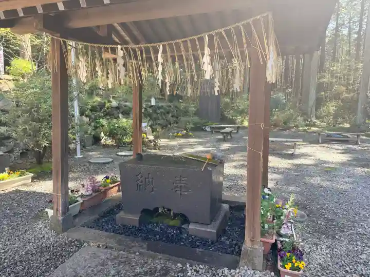 日光大室高龗神社の{uncategorized: "未分類", other: "その他", undefined: "問題あり", building: "その他建物", grave: "お墓", sacred_gate: "鳥居", guardian: "狛犬", statue: "像", buddha: "仏像", history: "歴史", nature: "自然", garden: "庭園", animal: "動物", pagoda: "塔", temizu: "手水舎", mountain_gate: "山門・神門", sanctuary: "本殿・本堂", subordinate: "末社・摂社", art: "芸術", scenery: "景色", jizo: "地蔵", ema: "絵馬", goshuin: "御朱印", omikuji: "おみくじ", items: "授与品その他", amulet: "お守り", goshuincho: "御朱印帳", eats: "食事", festival: "お祭り", votive_dance: "神楽", shichigosan: "七五三参", wedding: "結婚式", experience: "体験その他", initially: "初詣", around: "周辺", anti_infection: "感染症対策"}