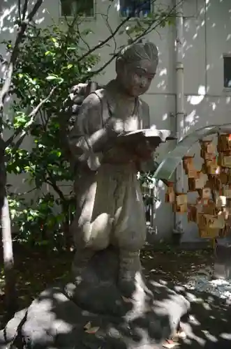 花園神社の像