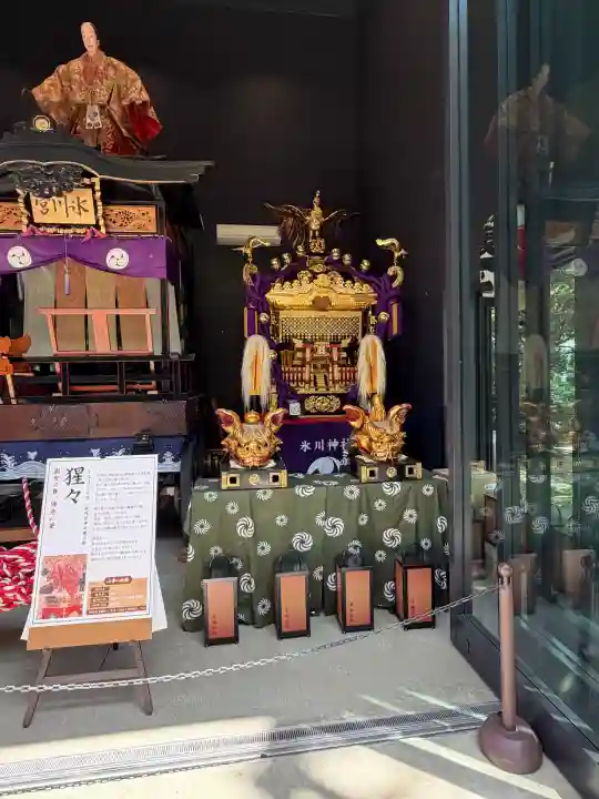 赤坂氷川神社の{uncategorized: "未分類", other: "その他", undefined: "問題あり", building: "その他建物", grave: "お墓", sacred_gate: "鳥居", guardian: "狛犬", statue: "像", buddha: "仏像", history: "歴史", nature: "自然", garden: "庭園", animal: "動物", pagoda: "塔", temizu: "手水舎", mountain_gate: "山門・神門", sanctuary: "本殿・本堂", subordinate: "末社・摂社", art: "芸術", scenery: "景色", jizo: "地蔵", ema: "絵馬", goshuin: "御朱印", omikuji: "おみくじ", items: "授与品その他", amulet: "お守り", goshuincho: "御朱印帳", eats: "食事", festival: "お祭り", votive_dance: "神楽", shichigosan: "七五三参", wedding: "結婚式", experience: "体験その他", initially: "初詣", around: "周辺", anti_infection: "感染症対策"}