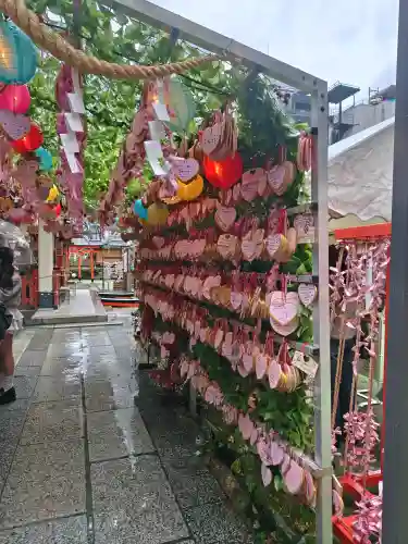 露天神社（お初天神）の{uncategorized: "未分類", other: "その他", undefined: "問題あり", building: "その他建物", grave: "お墓", sacred_gate: "鳥居", guardian: "狛犬", statue: "像", buddha: "仏像", history: "歴史", nature: "自然", garden: "庭園", animal: "動物", pagoda: "塔", temizu: "手水舎", mountain_gate: "山門・神門", sanctuary: "本殿・本堂", subordinate: "末社・摂社", art: "芸術", scenery: "景色", jizo: "地蔵", ema: "絵馬", goshuin: "御朱印", omikuji: "おみくじ", items: "授与品その他", amulet: "お守り", goshuincho: "御朱印帳", eats: "食事", festival: "お祭り", votive_dance: "神楽", shichigosan: "七五三参", wedding: "結婚式", experience: "体験その他", initially: "初詣", around: "周辺", anti_infection: "感染症対策"}