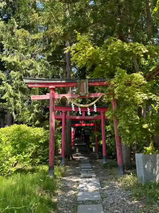 早坂稲荷神社(鳥谷崎神社境内社)の{uncategorized: "未分類", other: "その他", undefined: "問題あり", building: "その他建物", grave: "お墓", sacred_gate: "鳥居", guardian: "狛犬", statue: "像", buddha: "仏像", history: "歴史", nature: "自然", garden: "庭園", animal: "動物", pagoda: "塔", temizu: "手水舎", mountain_gate: "山門・神門", sanctuary: "本殿・本堂", subordinate: "末社・摂社", art: "芸術", scenery: "景色", jizo: "地蔵", ema: "絵馬", goshuin: "御朱印", omikuji: "おみくじ", items: "授与品その他", amulet: "お守り", goshuincho: "御朱印帳", eats: "食事", festival: "お祭り", votive_dance: "神楽", shichigosan: "七五三参", wedding: "結婚式", experience: "体験その他", initially: "初詣", around: "周辺", anti_infection: "感染症対策"}