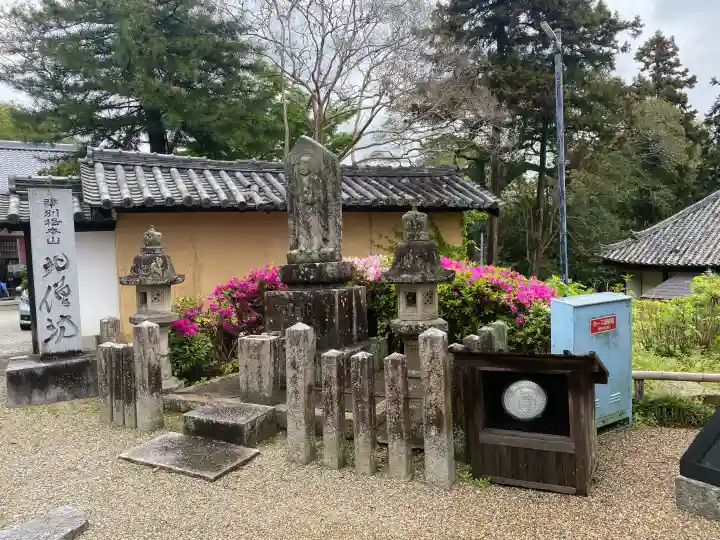 北僧坊の{uncategorized: "未分類", other: "その他", undefined: "問題あり", building: "その他建物", grave: "お墓", sacred_gate: "鳥居", guardian: "狛犬", statue: "像", buddha: "仏像", history: "歴史", nature: "自然", garden: "庭園", animal: "動物", pagoda: "塔", temizu: "手水舎", mountain_gate: "山門・神門", sanctuary: "本殿・本堂", subordinate: "末社・摂社", art: "芸術", scenery: "景色", jizo: "地蔵", ema: "絵馬", goshuin: "御朱印", omikuji: "おみくじ", items: "授与品その他", amulet: "お守り", goshuincho: "御朱印帳", eats: "食事", festival: "お祭り", votive_dance: "神楽", shichigosan: "七五三参", wedding: "結婚式", experience: "体験その他", initially: "初詣", around: "周辺", anti_infection: "感染症対策"}