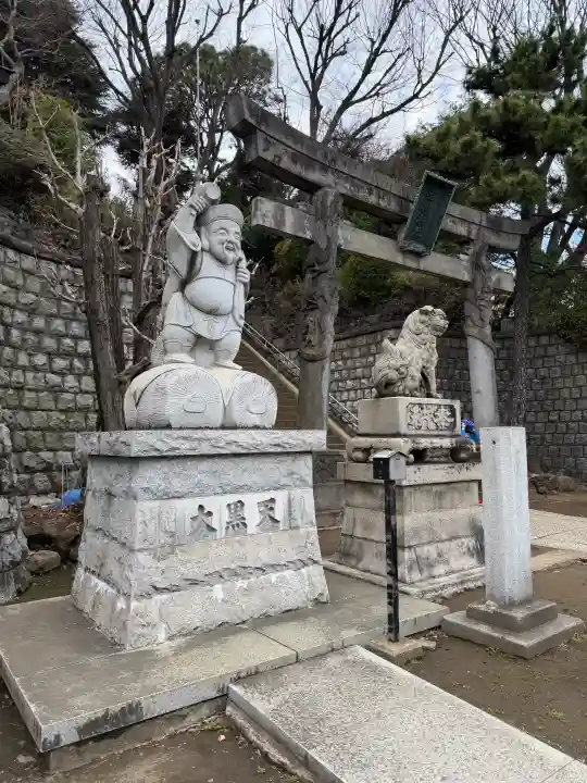 品川神社の{uncategorized: "未分類", other: "その他", undefined: "問題あり", building: "その他建物", grave: "お墓", sacred_gate: "鳥居", guardian: "狛犬", statue: "像", buddha: "仏像", history: "歴史", nature: "自然", garden: "庭園", animal: "動物", pagoda: "塔", temizu: "手水舎", mountain_gate: "山門・神門", sanctuary: "本殿・本堂", subordinate: "末社・摂社", art: "芸術", scenery: "景色", jizo: "地蔵", ema: "絵馬", goshuin: "御朱印", omikuji: "おみくじ", items: "授与品その他", amulet: "お守り", goshuincho: "御朱印帳", eats: "食事", festival: "お祭り", votive_dance: "神楽", shichigosan: "七五三参", wedding: "結婚式", experience: "体験その他", initially: "初詣", around: "周辺", anti_infection: "感染症対策"}