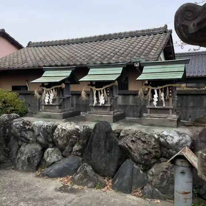堤治神社の{uncategorized: "未分類", other: "その他", undefined: "問題あり", building: "その他建物", grave: "お墓", sacred_gate: "鳥居", guardian: "狛犬", statue: "像", buddha: "仏像", history: "歴史", nature: "自然", garden: "庭園", animal: "動物", pagoda: "塔", temizu: "手水舎", mountain_gate: "山門・神門", sanctuary: "本殿・本堂", subordinate: "末社・摂社", art: "芸術", scenery: "景色", jizo: "地蔵", ema: "絵馬", goshuin: "御朱印", omikuji: "おみくじ", items: "授与品その他", amulet: "お守り", goshuincho: "御朱印帳", eats: "食事", festival: "お祭り", votive_dance: "神楽", shichigosan: "七五三参", wedding: "結婚式", experience: "体験その他", initially: "初詣", around: "周辺", anti_infection: "感染症対策"}