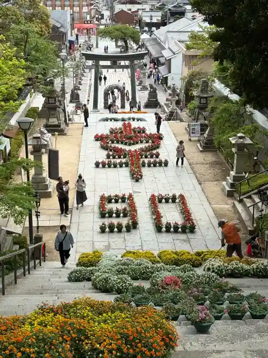 防府天満宮の{uncategorized: "未分類", other: "その他", undefined: "問題あり", building: "その他建物", grave: "お墓", sacred_gate: "鳥居", guardian: "狛犬", statue: "像", buddha: "仏像", history: "歴史", nature: "自然", garden: "庭園", animal: "動物", pagoda: "塔", temizu: "手水舎", mountain_gate: "山門・神門", sanctuary: "本殿・本堂", subordinate: "末社・摂社", art: "芸術", scenery: "景色", jizo: "地蔵", ema: "絵馬", goshuin: "御朱印", omikuji: "おみくじ", items: "授与品その他", amulet: "お守り", goshuincho: "御朱印帳", eats: "食事", festival: "お祭り", votive_dance: "神楽", shichigosan: "七五三参", wedding: "結婚式", experience: "体験その他", initially: "初詣", around: "周辺", anti_infection: "感染症対策"}
