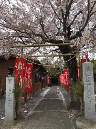 城山稲荷神社の鳥居