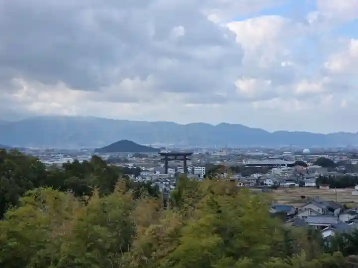 大神神社の{uncategorized: "未分類", other: "その他", undefined: "問題あり", building: "その他建物", grave: "お墓", sacred_gate: "鳥居", guardian: "狛犬", statue: "像", buddha: "仏像", history: "歴史", nature: "自然", garden: "庭園", animal: "動物", pagoda: "塔", temizu: "手水舎", mountain_gate: "山門・神門", sanctuary: "本殿・本堂", subordinate: "末社・摂社", art: "芸術", scenery: "景色", jizo: "地蔵", ema: "絵馬", goshuin: "御朱印", omikuji: "おみくじ", items: "授与品その他", amulet: "お守り", goshuincho: "御朱印帳", eats: "食事", festival: "お祭り", votive_dance: "神楽", shichigosan: "七五三参", wedding: "結婚式", experience: "体験その他", initially: "初詣", around: "周辺", anti_infection: "感染症対策"}
