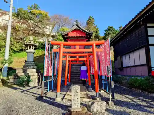 築山稲荷大明神の鳥居