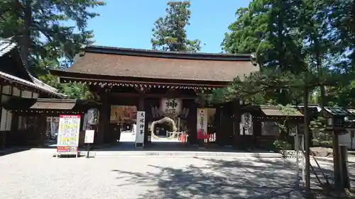 建部大社の山門