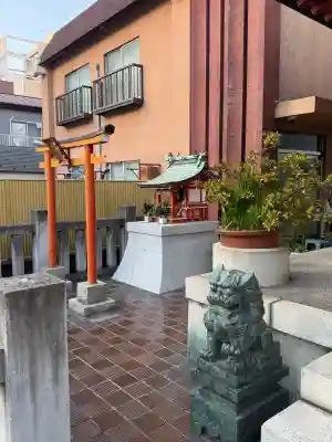 本社三島神社の{uncategorized: "未分類", other: "その他", undefined: "問題あり", building: "その他建物", grave: "お墓", sacred_gate: "鳥居", guardian: "狛犬", statue: "像", buddha: "仏像", history: "歴史", nature: "自然", garden: "庭園", animal: "動物", pagoda: "塔", temizu: "手水舎", mountain_gate: "山門・神門", sanctuary: "本殿・本堂", subordinate: "末社・摂社", art: "芸術", scenery: "景色", jizo: "地蔵", ema: "絵馬", goshuin: "御朱印", omikuji: "おみくじ", items: "授与品その他", amulet: "お守り", goshuincho: "御朱印帳", eats: "食事", festival: "お祭り", votive_dance: "神楽", shichigosan: "七五三参", wedding: "結婚式", experience: "体験その他", initially: "初詣", around: "周辺", anti_infection: "感染症対策"}