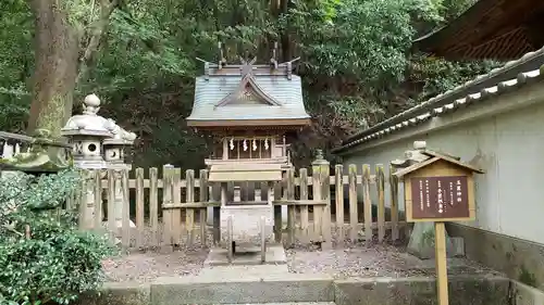 闘鶏神社の末社