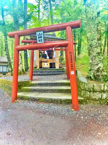 新屋山神社の鳥居