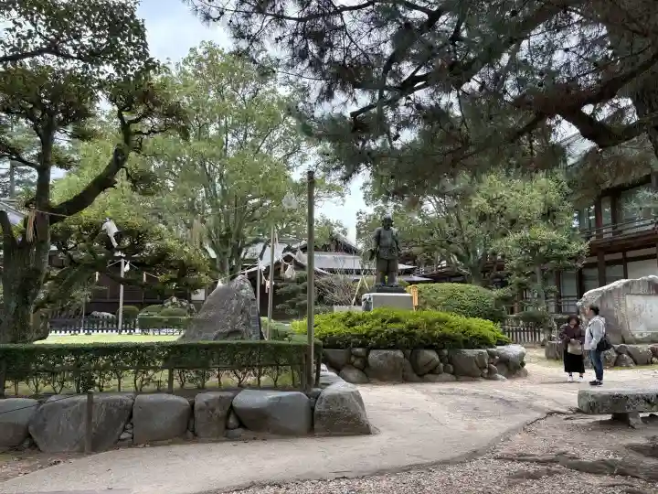 出雲大社の{uncategorized: "未分類", other: "その他", undefined: "問題あり", building: "その他建物", grave: "お墓", sacred_gate: "鳥居", guardian: "狛犬", statue: "像", buddha: "仏像", history: "歴史", nature: "自然", garden: "庭園", animal: "動物", pagoda: "塔", temizu: "手水舎", mountain_gate: "山門・神門", sanctuary: "本殿・本堂", subordinate: "末社・摂社", art: "芸術", scenery: "景色", jizo: "地蔵", ema: "絵馬", goshuin: "御朱印", omikuji: "おみくじ", items: "授与品その他", amulet: "お守り", goshuincho: "御朱印帳", eats: "食事", festival: "お祭り", votive_dance: "神楽", shichigosan: "七五三参", wedding: "結婚式", experience: "体験その他", initially: "初詣", around: "周辺", anti_infection: "感染症対策"}