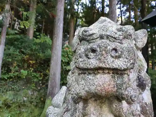 宇奈月神社の狛犬