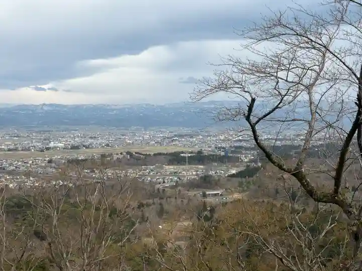 春日山神社の{uncategorized: "未分類", other: "その他", undefined: "問題あり", building: "その他建物", grave: "お墓", sacred_gate: "鳥居", guardian: "狛犬", statue: "像", buddha: "仏像", history: "歴史", nature: "自然", garden: "庭園", animal: "動物", pagoda: "塔", temizu: "手水舎", mountain_gate: "山門・神門", sanctuary: "本殿・本堂", subordinate: "末社・摂社", art: "芸術", scenery: "景色", jizo: "地蔵", ema: "絵馬", goshuin: "御朱印", omikuji: "おみくじ", items: "授与品その他", amulet: "お守り", goshuincho: "御朱印帳", eats: "食事", festival: "お祭り", votive_dance: "神楽", shichigosan: "七五三参", wedding: "結婚式", experience: "体験その他", initially: "初詣", around: "周辺", anti_infection: "感染症対策"}