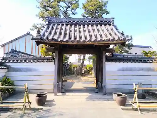 林泉寺の山門