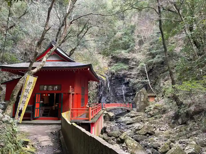 大本山七宝瀧寺の{uncategorized: "未分類", other: "その他", undefined: "問題あり", building: "その他建物", grave: "お墓", sacred_gate: "鳥居", guardian: "狛犬", statue: "像", buddha: "仏像", history: "歴史", nature: "自然", garden: "庭園", animal: "動物", pagoda: "塔", temizu: "手水舎", mountain_gate: "山門・神門", sanctuary: "本殿・本堂", subordinate: "末社・摂社", art: "芸術", scenery: "景色", jizo: "地蔵", ema: "絵馬", goshuin: "御朱印", omikuji: "おみくじ", items: "授与品その他", amulet: "お守り", goshuincho: "御朱印帳", eats: "食事", festival: "お祭り", votive_dance: "神楽", shichigosan: "七五三参", wedding: "結婚式", experience: "体験その他", initially: "初詣", around: "周辺", anti_infection: "感染症対策"}