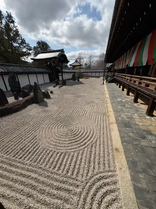 東福禅寺(東福寺)の{uncategorized: "未分類", other: "その他", undefined: "問題あり", building: "その他建物", grave: "お墓", sacred_gate: "鳥居", guardian: "狛犬", statue: "像", buddha: "仏像", history: "歴史", nature: "自然", garden: "庭園", animal: "動物", pagoda: "塔", temizu: "手水舎", mountain_gate: "山門・神門", sanctuary: "本殿・本堂", subordinate: "末社・摂社", art: "芸術", scenery: "景色", jizo: "地蔵", ema: "絵馬", goshuin: "御朱印", omikuji: "おみくじ", items: "授与品その他", amulet: "お守り", goshuincho: "御朱印帳", eats: "食事", festival: "お祭り", votive_dance: "神楽", shichigosan: "七五三参", wedding: "結婚式", experience: "体験その他", initially: "初詣", around: "周辺", anti_infection: "感染症対策"}