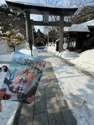 彌彦神社　(伊夜日子神社)の{uncategorized: "未分類", other: "その他", undefined: "問題あり", building: "その他建物", grave: "お墓", sacred_gate: "鳥居", guardian: "狛犬", statue: "像", buddha: "仏像", history: "歴史", nature: "自然", garden: "庭園", animal: "動物", pagoda: "塔", temizu: "手水舎", mountain_gate: "山門・神門", sanctuary: "本殿・本堂", subordinate: "末社・摂社", art: "芸術", scenery: "景色", jizo: "地蔵", ema: "絵馬", goshuin: "御朱印", omikuji: "おみくじ", items: "授与品その他", amulet: "お守り", goshuincho: "御朱印帳", eats: "食事", festival: "お祭り", votive_dance: "神楽", shichigosan: "七五三参", wedding: "結婚式", experience: "体験その他", initially: "初詣", around: "周辺", anti_infection: "感染症対策"}