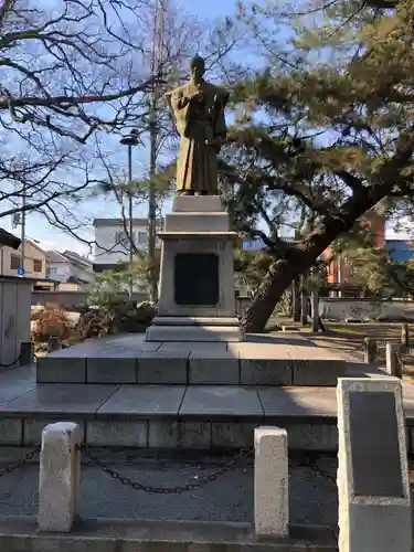 高砂神社の像