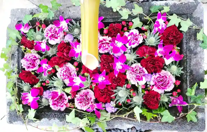 差出磯大嶽山神社 仕事と健康と厄よけの神さまの手水舎