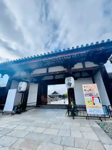 東寺（教王護国寺）の{uncategorized: "未分類", other: "その他", undefined: "問題あり", building: "その他建物", grave: "お墓", sacred_gate: "鳥居", guardian: "狛犬", statue: "像", buddha: "仏像", history: "歴史", nature: "自然", garden: "庭園", animal: "動物", pagoda: "塔", temizu: "手水舎", mountain_gate: "山門・神門", sanctuary: "本殿・本堂", subordinate: "末社・摂社", art: "芸術", scenery: "景色", jizo: "地蔵", ema: "絵馬", goshuin: "御朱印", omikuji: "おみくじ", items: "授与品その他", amulet: "お守り", goshuincho: "御朱印帳", eats: "食事", festival: "お祭り", votive_dance: "神楽", shichigosan: "七五三参", wedding: "結婚式", experience: "体験その他", initially: "初詣", around: "周辺", anti_infection: "感染症対策"}