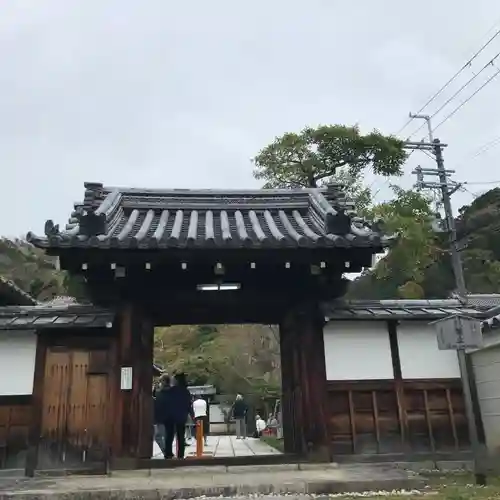 霊鑑寺門跡の山門・神門