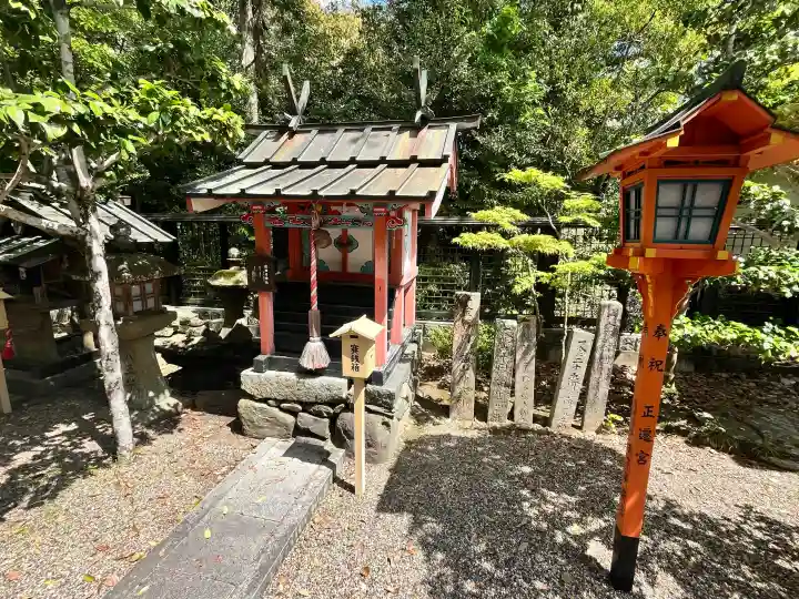 相賀八幡神社の{uncategorized: "未分類", other: "その他", undefined: "問題あり", building: "その他建物", grave: "お墓", sacred_gate: "鳥居", guardian: "狛犬", statue: "像", buddha: "仏像", history: "歴史", nature: "自然", garden: "庭園", animal: "動物", pagoda: "塔", temizu: "手水舎", mountain_gate: "山門・神門", sanctuary: "本殿・本堂", subordinate: "末社・摂社", art: "芸術", scenery: "景色", jizo: "地蔵", ema: "絵馬", goshuin: "御朱印", omikuji: "おみくじ", items: "授与品その他", amulet: "お守り", goshuincho: "御朱印帳", eats: "食事", festival: "お祭り", votive_dance: "神楽", shichigosan: "七五三参", wedding: "結婚式", experience: "体験その他", initially: "初詣", around: "周辺", anti_infection: "感染症対策"}