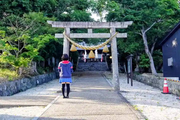 諏訪神社(沓掛諏訪神社)の{uncategorized: "未分類", other: "その他", undefined: "問題あり", building: "その他建物", grave: "お墓", sacred_gate: "鳥居", guardian: "狛犬", statue: "像", buddha: "仏像", history: "歴史", nature: "自然", garden: "庭園", animal: "動物", pagoda: "塔", temizu: "手水舎", mountain_gate: "山門・神門", sanctuary: "本殿・本堂", subordinate: "末社・摂社", art: "芸術", scenery: "景色", jizo: "地蔵", ema: "絵馬", goshuin: "御朱印", omikuji: "おみくじ", items: "授与品その他", amulet: "お守り", goshuincho: "御朱印帳", eats: "食事", festival: "お祭り", votive_dance: "神楽", shichigosan: "七五三参", wedding: "結婚式", experience: "体験その他", initially: "初詣", around: "周辺", anti_infection: "感染症対策"}