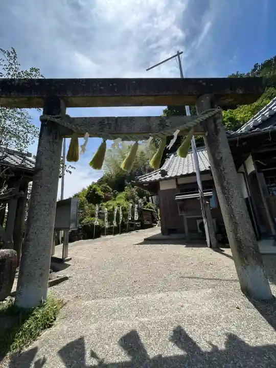 松尾神社の{uncategorized: "未分類", other: "その他", undefined: "問題あり", building: "その他建物", grave: "お墓", sacred_gate: "鳥居", guardian: "狛犬", statue: "像", buddha: "仏像", history: "歴史", nature: "自然", garden: "庭園", animal: "動物", pagoda: "塔", temizu: "手水舎", mountain_gate: "山門・神門", sanctuary: "本殿・本堂", subordinate: "末社・摂社", art: "芸術", scenery: "景色", jizo: "地蔵", ema: "絵馬", goshuin: "御朱印", omikuji: "おみくじ", items: "授与品その他", amulet: "お守り", goshuincho: "御朱印帳", eats: "食事", festival: "お祭り", votive_dance: "神楽", shichigosan: "七五三参", wedding: "結婚式", experience: "体験その他", initially: "初詣", around: "周辺", anti_infection: "感染症対策"}
