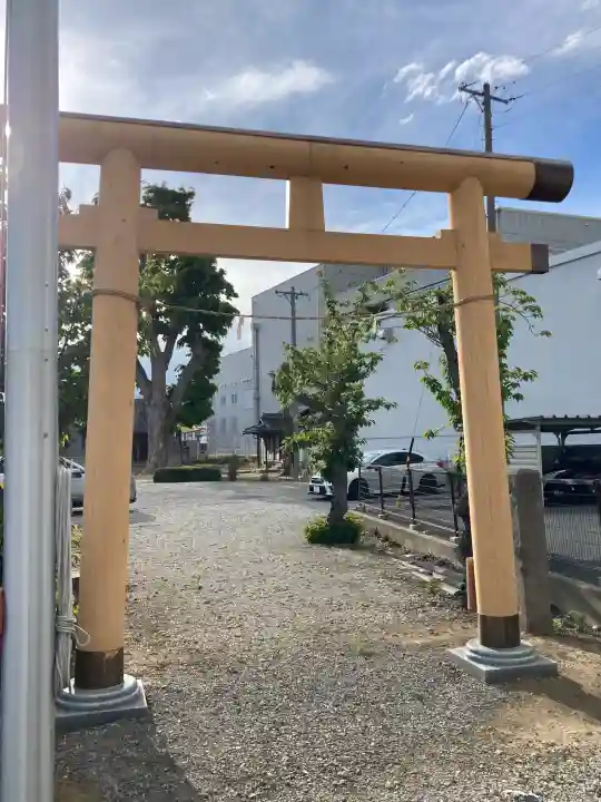 諏訪神社の{uncategorized: "未分類", other: "その他", undefined: "問題あり", building: "その他建物", grave: "お墓", sacred_gate: "鳥居", guardian: "狛犬", statue: "像", buddha: "仏像", history: "歴史", nature: "自然", garden: "庭園", animal: "動物", pagoda: "塔", temizu: "手水舎", mountain_gate: "山門・神門", sanctuary: "本殿・本堂", subordinate: "末社・摂社", art: "芸術", scenery: "景色", jizo: "地蔵", ema: "絵馬", goshuin: "御朱印", omikuji: "おみくじ", items: "授与品その他", amulet: "お守り", goshuincho: "御朱印帳", eats: "食事", festival: "お祭り", votive_dance: "神楽", shichigosan: "七五三参", wedding: "結婚式", experience: "体験その他", initially: "初詣", around: "周辺", anti_infection: "感染症対策"}