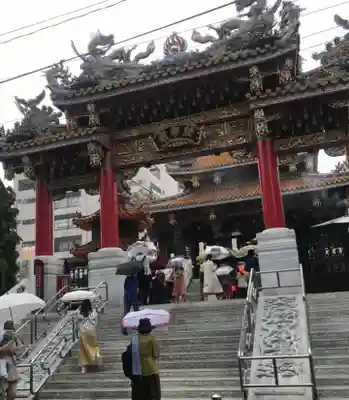 横濱関帝廟の山門・神門