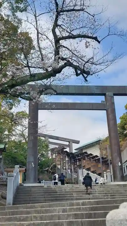伊勢山皇大神宮の{uncategorized: "未分類", other: "その他", undefined: "問題あり", building: "その他建物", grave: "お墓", sacred_gate: "鳥居", guardian: "狛犬", statue: "像", buddha: "仏像", history: "歴史", nature: "自然", garden: "庭園", animal: "動物", pagoda: "塔", temizu: "手水舎", mountain_gate: "山門・神門", sanctuary: "本殿・本堂", subordinate: "末社・摂社", art: "芸術", scenery: "景色", jizo: "地蔵", ema: "絵馬", goshuin: "御朱印", omikuji: "おみくじ", items: "授与品その他", amulet: "お守り", goshuincho: "御朱印帳", eats: "食事", festival: "お祭り", votive_dance: "神楽", shichigosan: "七五三参", wedding: "結婚式", experience: "体験その他", initially: "初詣", around: "周辺", anti_infection: "感染症対策"}