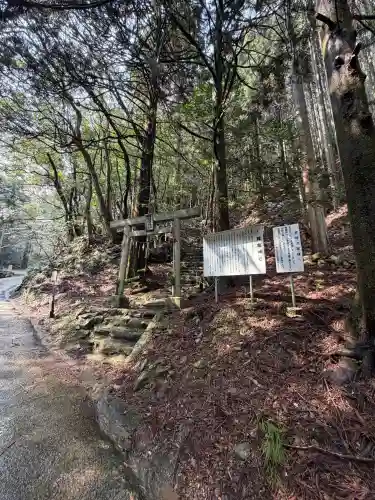 韓竈神社の{uncategorized: "未分類", other: "その他", undefined: "問題あり", building: "その他建物", grave: "お墓", sacred_gate: "鳥居", guardian: "狛犬", statue: "像", buddha: "仏像", history: "歴史", nature: "自然", garden: "庭園", animal: "動物", pagoda: "塔", temizu: "手水舎", mountain_gate: "山門・神門", sanctuary: "本殿・本堂", subordinate: "末社・摂社", art: "芸術", scenery: "景色", jizo: "地蔵", ema: "絵馬", goshuin: "御朱印", omikuji: "おみくじ", items: "授与品その他", amulet: "お守り", goshuincho: "御朱印帳", eats: "食事", festival: "お祭り", votive_dance: "神楽", shichigosan: "七五三参", wedding: "結婚式", experience: "体験その他", initially: "初詣", around: "周辺", anti_infection: "感染症対策"}
