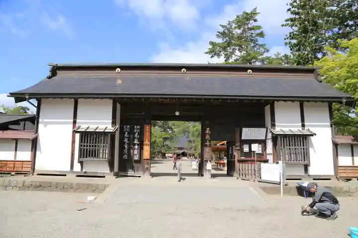 毛越寺の山門・神門